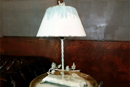 Lampe style romantique oiseaux effet blanc vieilli