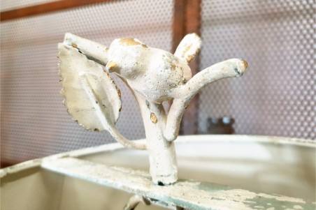 Lampe style romantique oiseaux effet blanc vieilli