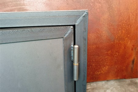 bout de canapé table d'appoint ou encore table de chevet style coffre fort en acier brut vernis avec poignée