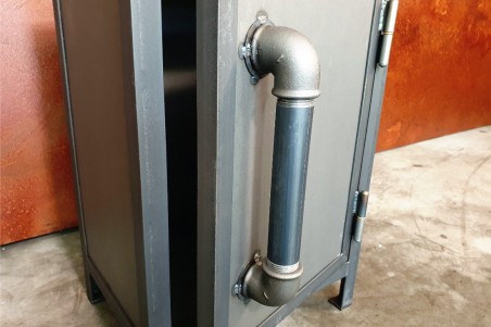 bout de canapé table d'appoint ou encore table de chevet style coffre fort en acier brut vernis avec poignée