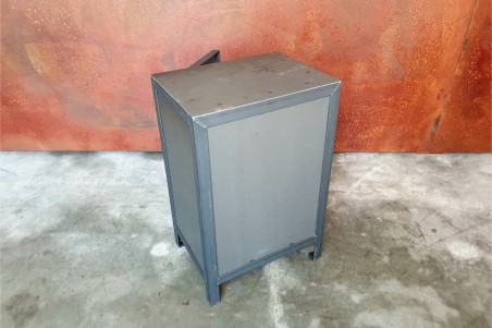 bout de canapé table d'appoint ou encore table de chevet style coffre fort en acier brut vernis avec poignée