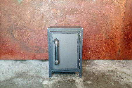 bout de canapé table d'appoint ou encore table de chevet style coffre fort en acier brut vernis avec poignée