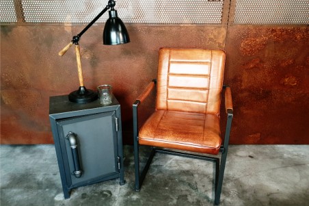 bout de canapé table d'appoint ou encore table de chevet style coffre fort en acier brut vernis avec poignée