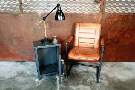 bout de canapé table d'appoint ou encore table de chevet style coffre fort en acier brut vernis avec poignée