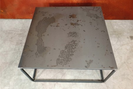 table basse carré en acier brut vernis style industriel effet marqué sur le plateau pour une déco contemporaine