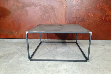 table basse carré en acier brut vernis style industriel effet marqué sur le plateau pour une déco contemporaine
