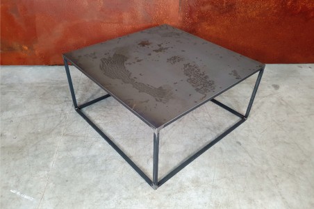 table basse carré en acier brut vernis style industriel effet marqué sur le plateau pour une déco contemporaine