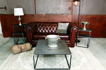 table basse carré en acier brut vernis style industriel effet marqué sur le plateau pour une déco contemporaine