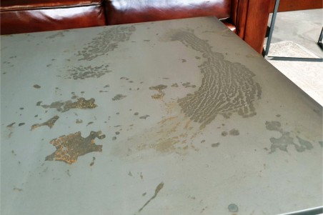 table basse carré en acier brut vernis style industriel effet marqué sur le plateau pour une déco contemporaine