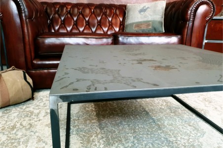 table basse carré en acier brut vernis style industriel effet marqué sur le plateau pour une déco contemporaine