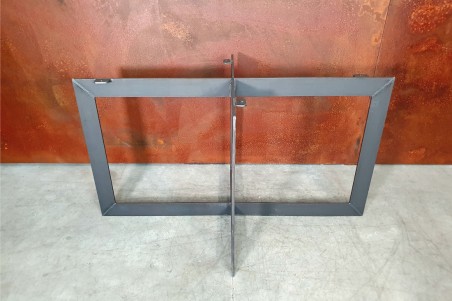 Pied de table forme géométrique carré en acier brut vernis pour un style industriel dans une déco loft