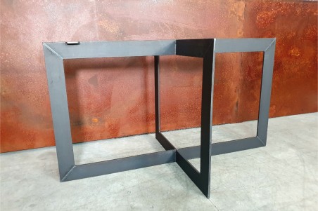 Pied de table forme géométrique carré en acier brut vernis pour un style industriel dans une déco loft