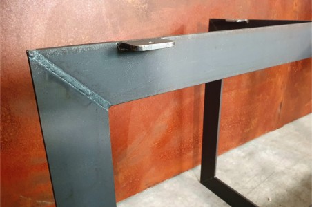Pied de table forme géométrique carré en acier brut vernis pour un style industriel dans une déco loft