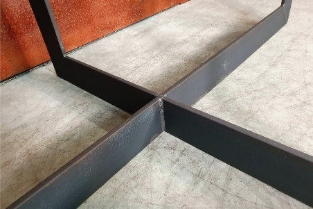 Pied de table forme géométrique carré en acier brut vernis pour un style industriel dans une déco loft