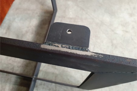 Pied de table forme géométrique carré en acier brut vernis pour un style industriel dans une déco loft