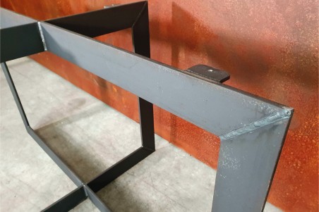 Pied de table forme géométrique carré en acier brut vernis pour un style industriel dans une déco loft