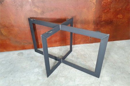 Pied de table forme géométrique carré en acier brut vernis pour un style industriel dans une déco loft