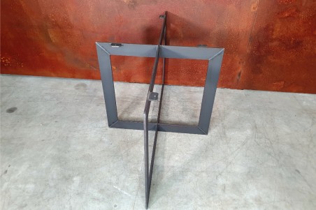 Pied de table forme géométrique carré en acier brut vernis pour un style industriel dans une déco loft