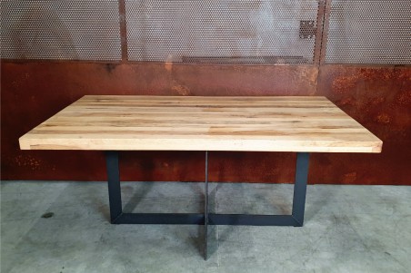 Pied de table forme géométrique carré en acier brut vernis pour un style industriel dans une déco loft