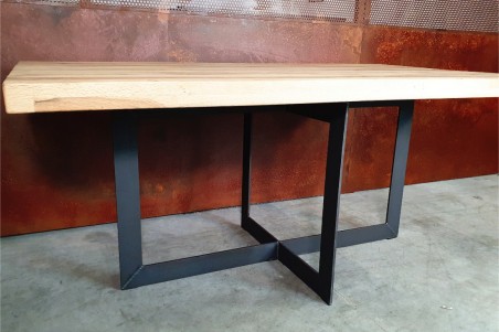 Pied de table forme géométrique carré et rectangle en acier brut vernis pour un style industriel dans une déco loft