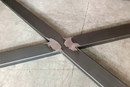 Pied de table central en acier brut vernis forme de double X deco vintage style industriel