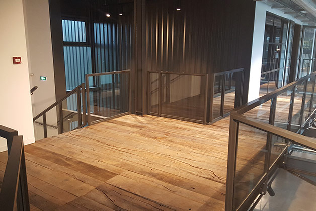 Chaises en bois et métal